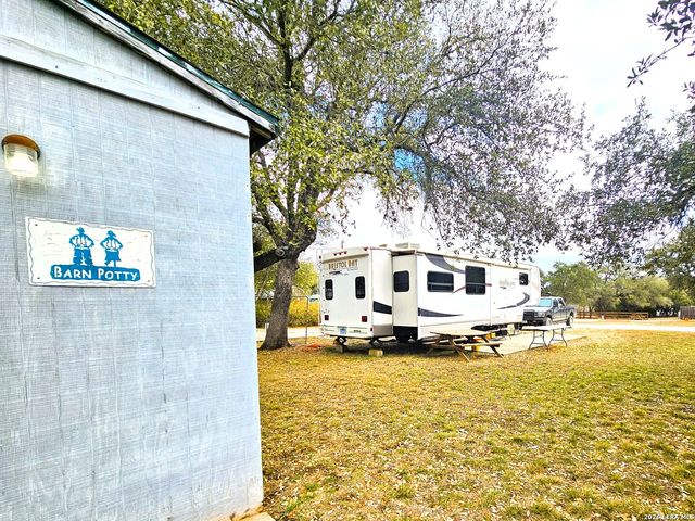 605 Lakeshore Ln, Bandera, TX 78003