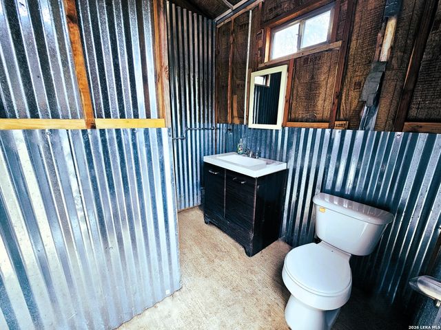 605 Lakeshore Ln, Bandera, TX 78003