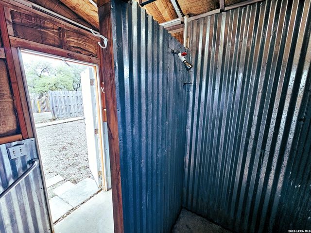 605 Lakeshore Ln, Bandera, TX 78003