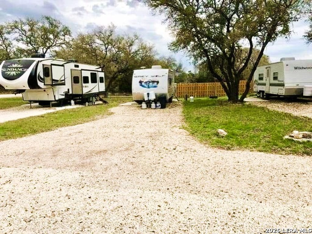 605 Lakeshore Ln, Bandera, TX 78003