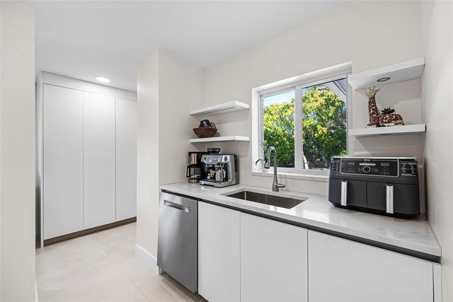 2233 NE 30th Court, Lighthouse Point, FL 33064