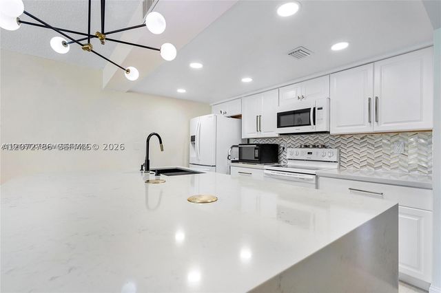 1281 W Fairway Rd 1281, Pembroke Pines, FL 33026
