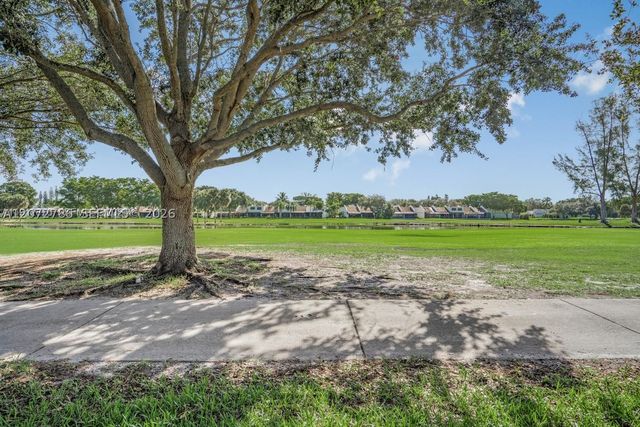 1281 W Fairway Rd 1281, Pembroke Pines, FL 33026