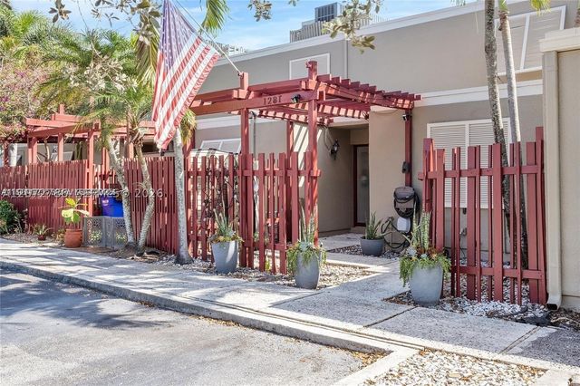 1281 W Fairway Rd 1281, Pembroke Pines, FL 33026