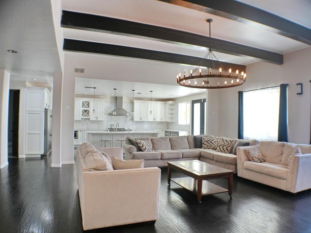 6427 POJOAQUE Drive NW, Albuquerque, NM 87120