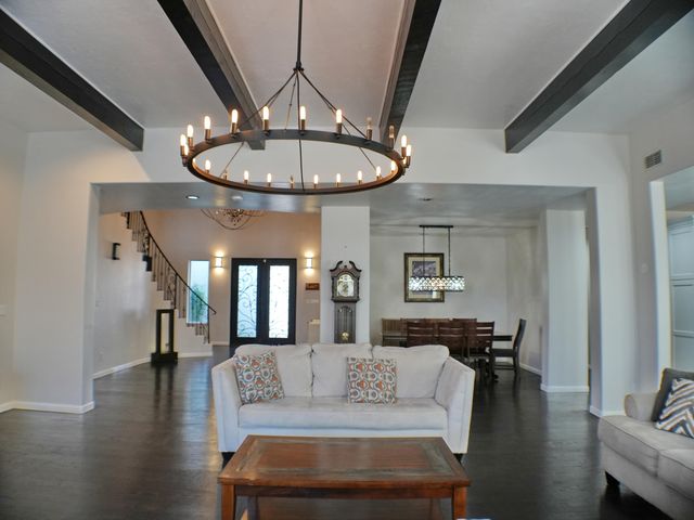 6427 POJOAQUE Drive NW, Albuquerque, NM 87120