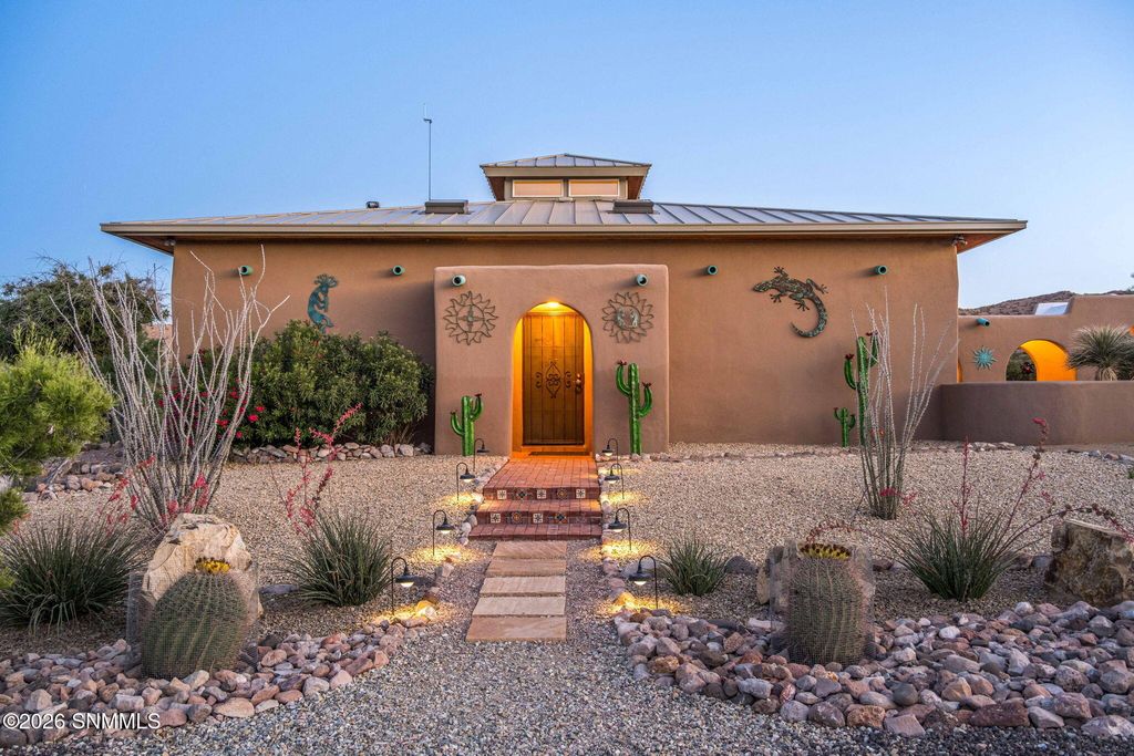 22205 N Valley Drive, Radium Springs, NM 88054
