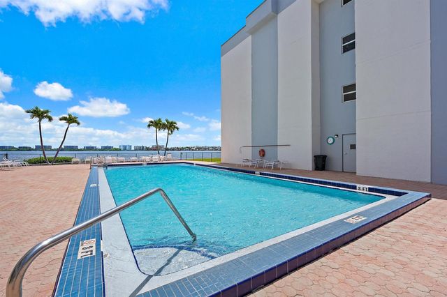 1516 S Lakeside Drive 106, Lake Worth Beach, FL 33460