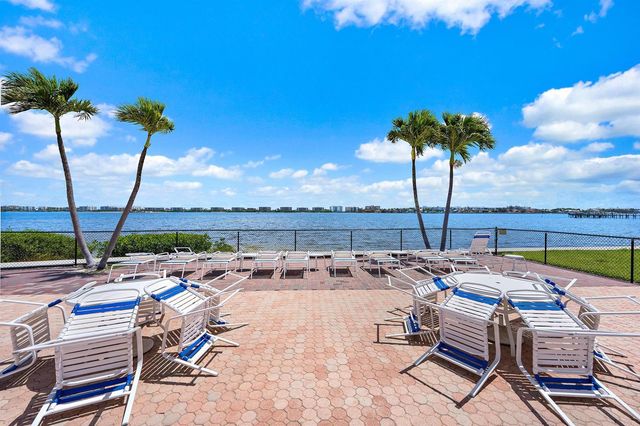 1516 S Lakeside Drive 106, Lake Worth Beach, FL 33460