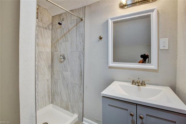 2 Clover ST, Hampton, VA 23669