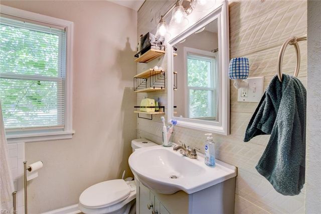 2 Clover ST, Hampton, VA 23669