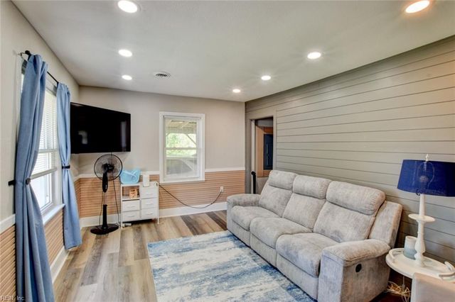 2 Clover ST, Hampton, VA 23669