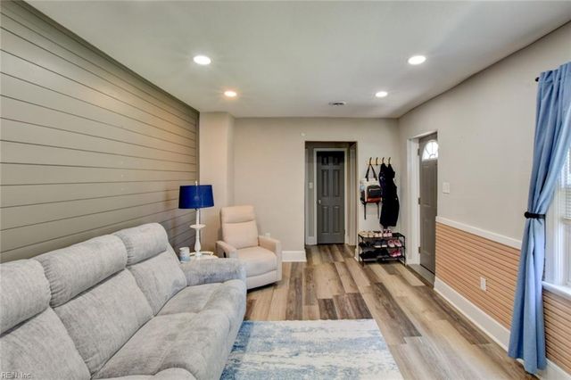 2 Clover ST, Hampton, VA 23669