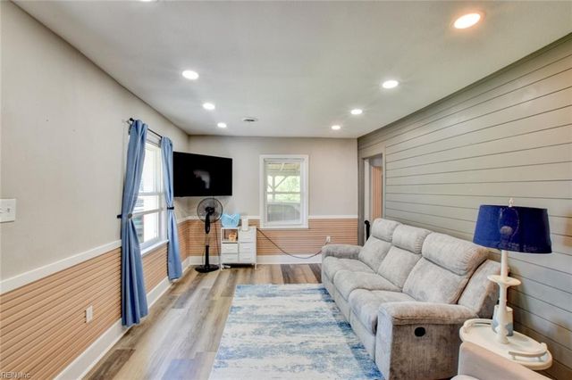 2 Clover ST, Hampton, VA 23669