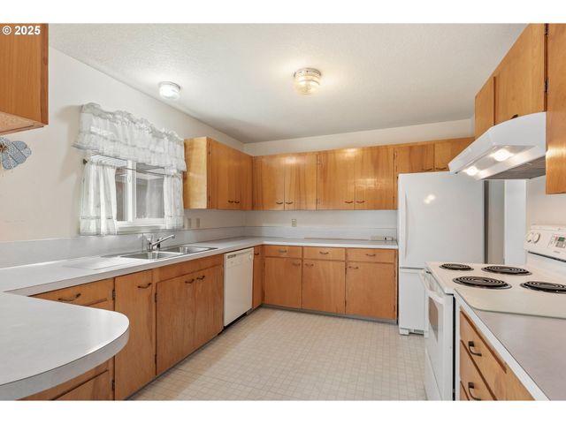 1088 NOPAL St, Florence, OR 97439