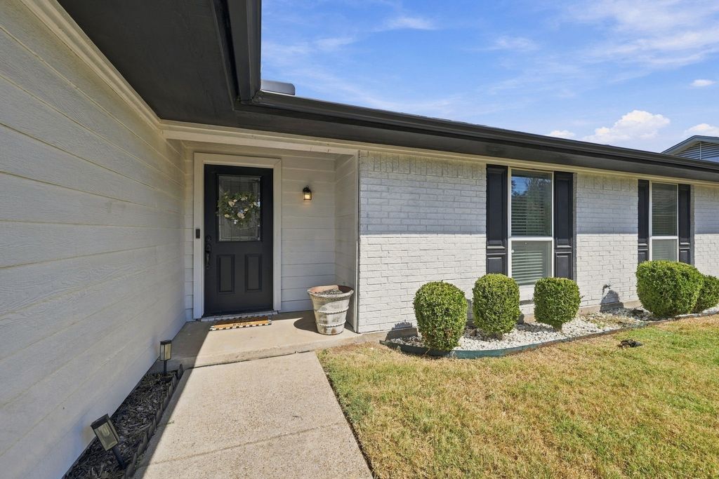 733 Montvale Drive, Mansfield, TX 76063 — photo 2