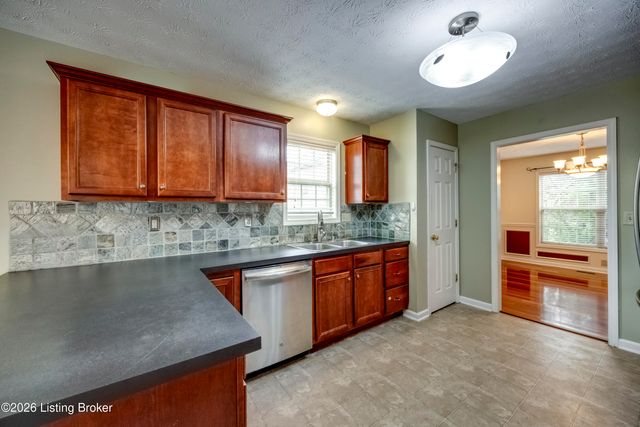 4710 Bay Cove Ct, Louisville, KY 40245