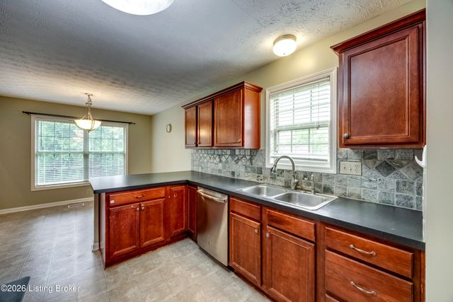 4710 Bay Cove Ct, Louisville, KY 40245