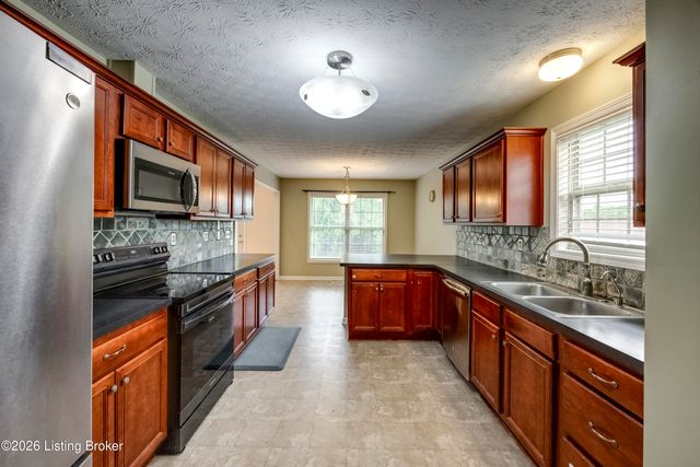 4710 Bay Cove Ct, Louisville, KY 40245