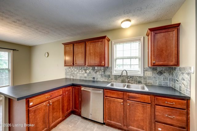 4710 Bay Cove Ct, Louisville, KY 40245