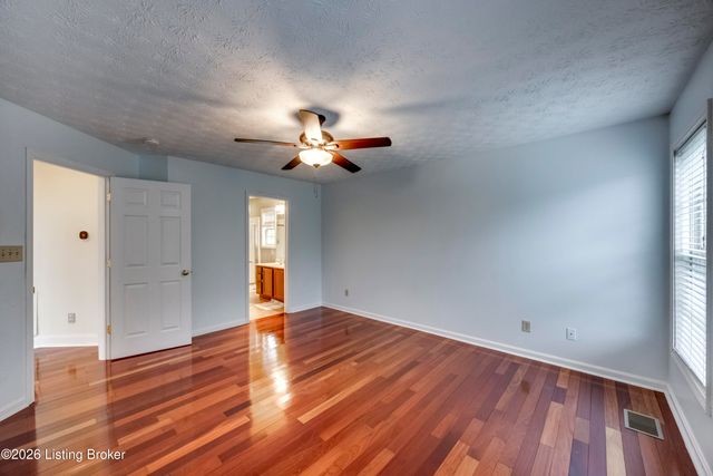 4710 Bay Cove Ct, Louisville, KY 40245