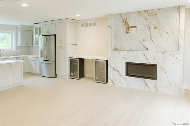 1784 Lakewood Drive, Troy, MI 48083