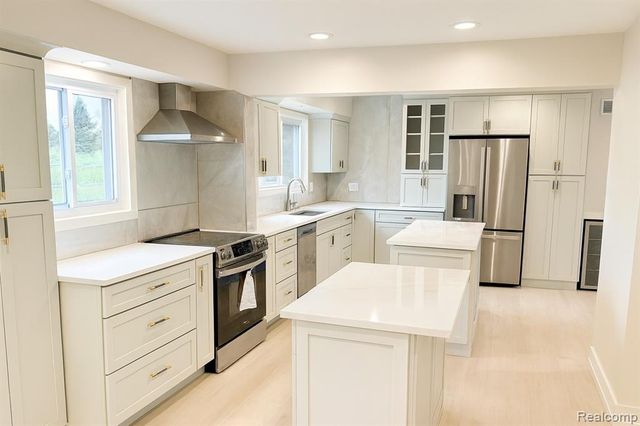 1784 Lakewood Drive, Troy, MI 48083