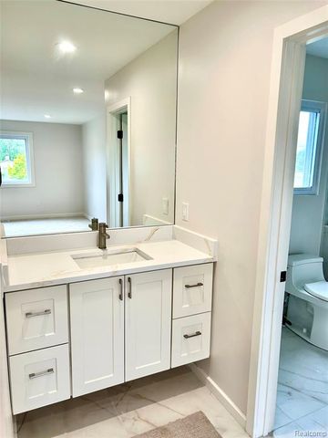 1784 Lakewood Drive, Troy, MI 48083