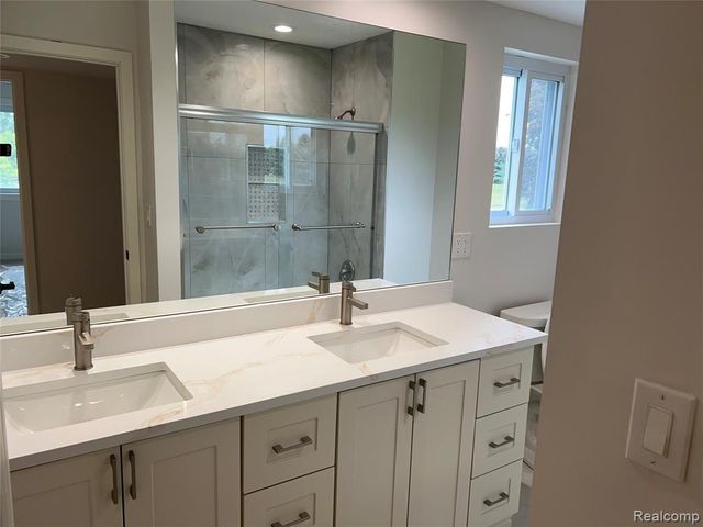 1784 Lakewood Drive, Troy, MI 48083