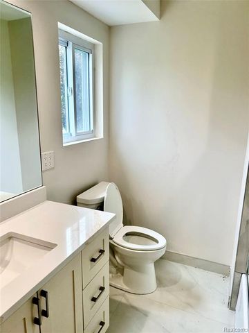 1784 Lakewood Drive, Troy, MI 48083