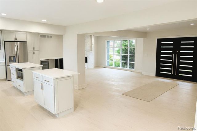 1784 Lakewood Drive, Troy, MI 48083