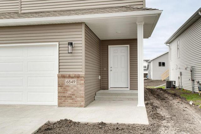 6826 Selkirk Drive S, Fargo, ND 58104