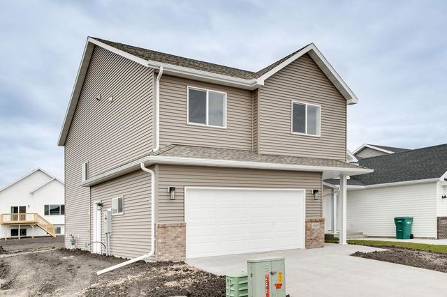 6826 Selkirk Drive S, Fargo, ND 58104