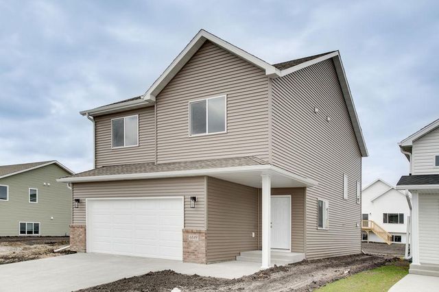 6826 Selkirk Drive S, Fargo, ND 58104