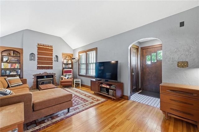 3715 Gladstone Boulevard, Kansas City, MO 64123