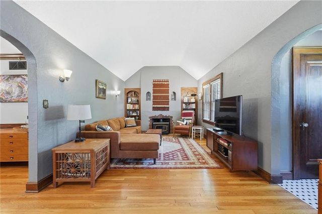 3715 Gladstone Boulevard, Kansas City, MO 64123