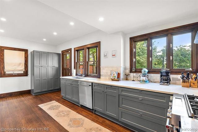 2915 Seminole Street, Detroit, MI 48214