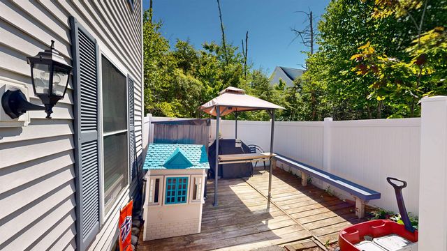 15 Hemlock Forest, Dover, NH 03801