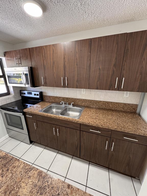 1113 SW 15th Avenue 2, Fort Lauderdale, FL 33312