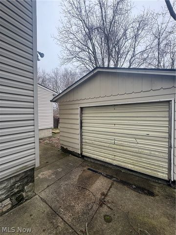 577 Rhodes Avenue, Akron, OH 44307