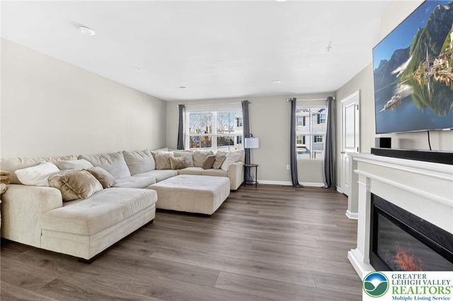 2132 Cross Country Road, Northampton Boro, PA 18067