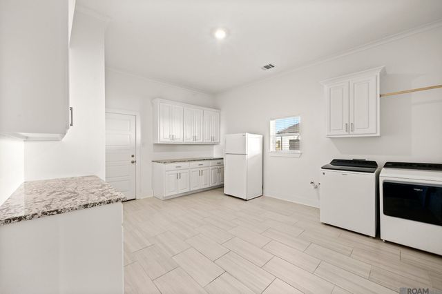 10233 Oak Colony Blvd, Baton Rouge, LA 70817