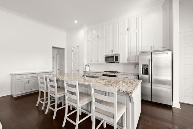 10233 Oak Colony Blvd, Baton Rouge, LA 70817