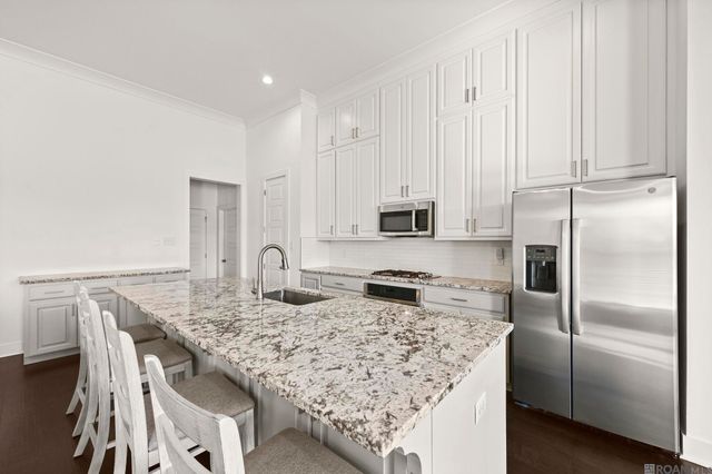 10233 Oak Colony Blvd, Baton Rouge, LA 70817