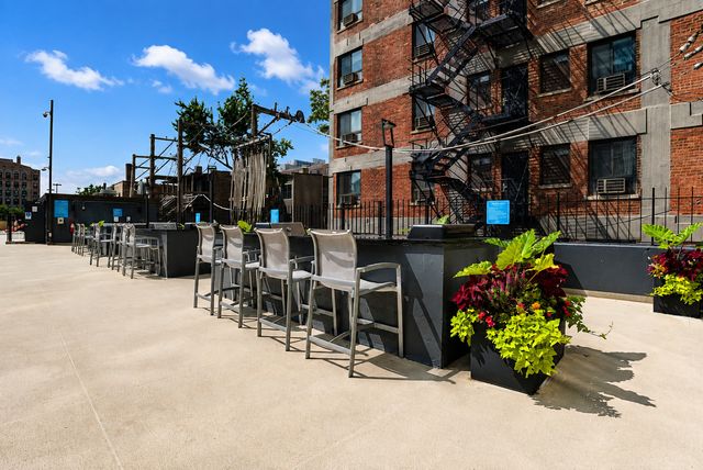 655 W Irving Park Road 4403, Chicago, IL 60613
