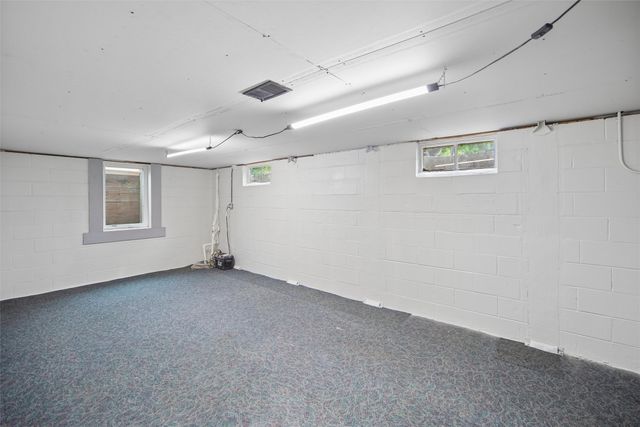 119 E Pleasant View Drive, Des Moines, IA 50315