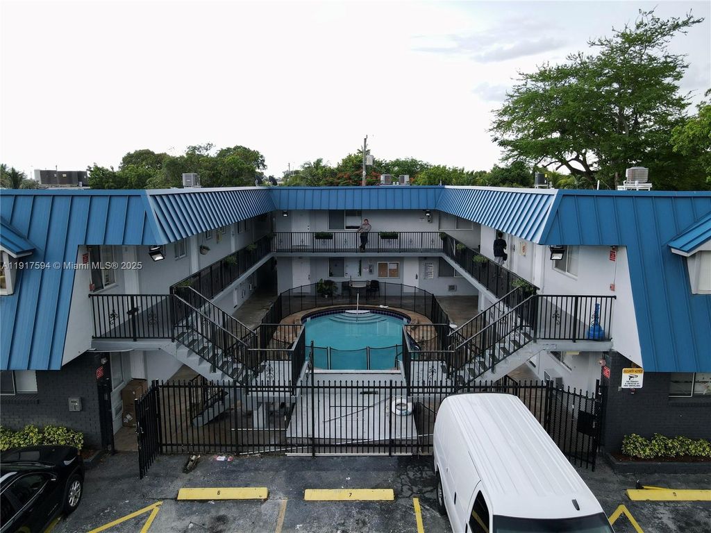 37 SW 14th St 13, Dania Beach, FL 33004