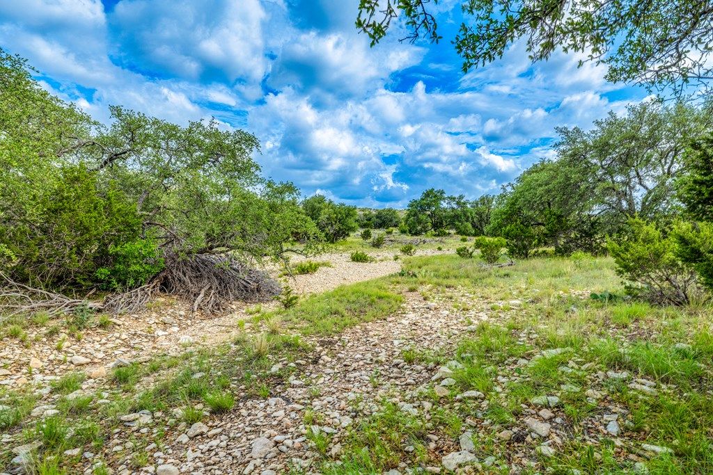 Image 4 of property listing at 0000 Private Rd, Sonora, TX 76950