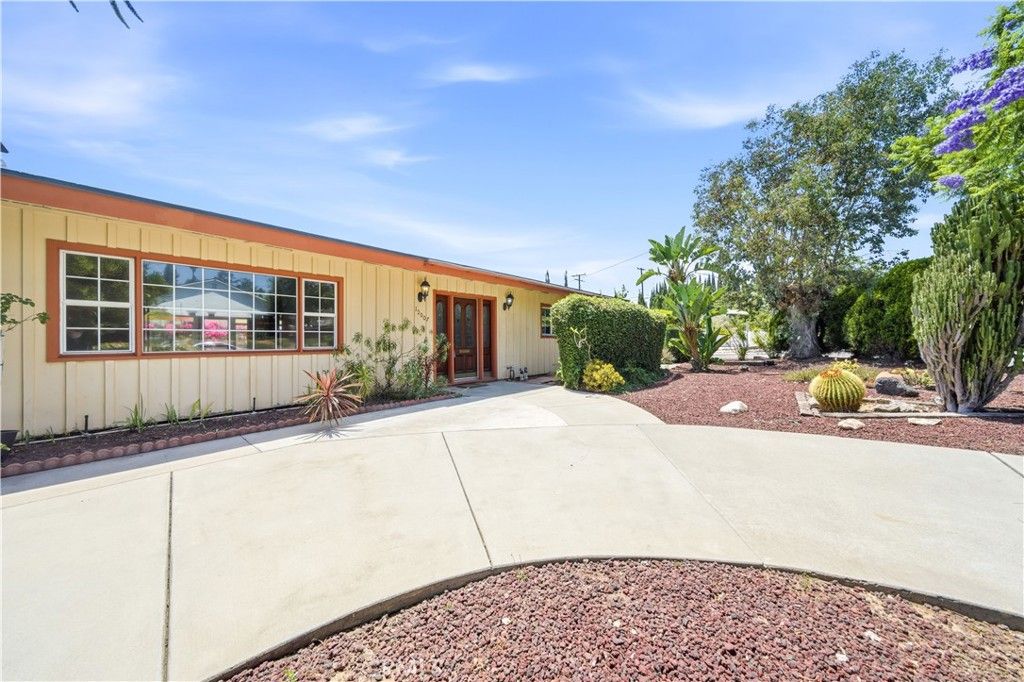 Image 7 of property listing at 10007 Bogardus Avenue, Whittier, CA 90603