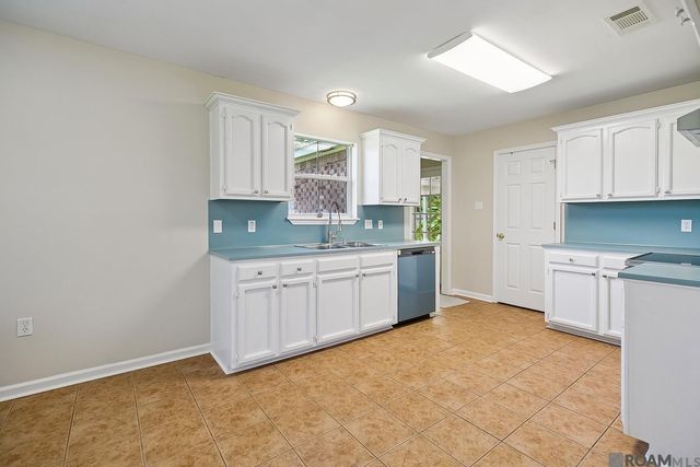 32340 Avants Rd, Walker, LA 70785